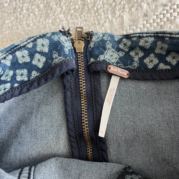 Free People Printed Mini Skirt, in size 4 🕊️ - Picture 3 of 4